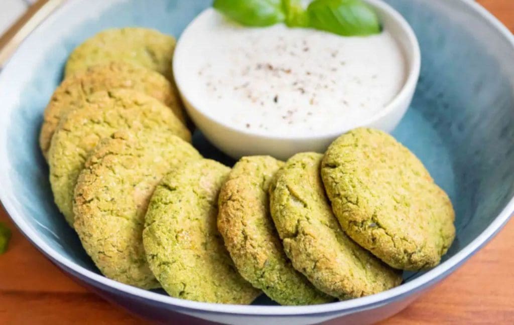 Polpette di piselli con salsa allo yogurt