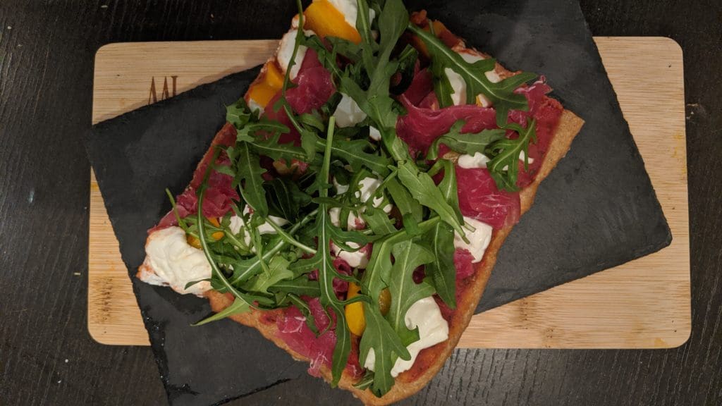 Ricetta felice per la base della pizza di kamut e farro