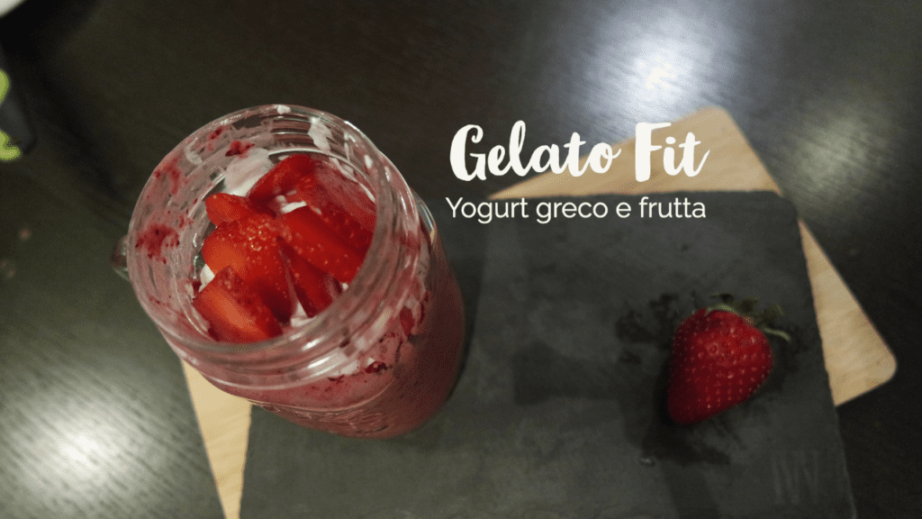 Ricetta fit per fare il gelato a casa con lo yogurt e frutta con solo 155 kcal